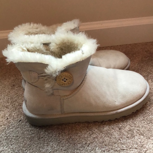 UGG Shoes - UGGs Bailey collection. Off white.